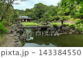 原島津家族玉裡宅邸的花園內有一座茶室和池塘，四周綠樹環繞。 143384550
