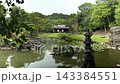 夏日時分，島津家族故居玉裡宅邸的花園景色宜人，池塘前可見一座茶室。 143384551