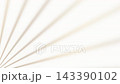 一段優雅的背景視頻，白色背景上的金色光芒閃閃發光。 143390102
