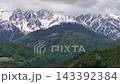 日本アルプスの雄大な稜線と山並みを望む長野県のドローン空撮 143392384