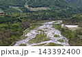 長野県・北アルプス連峰を一望する壮大な山岳風景のドローン映像 143392400