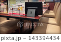 飲食店のテーブルと椅子 143394434