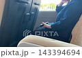 バスに乗っている女性 143394694