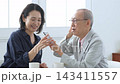 スマートフォンの説明を受ける難聴の高齢者 143411557