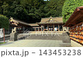 鹿兒島縣立護國神社的神社建築和信徒們，神社內擺放著供奉的牌位和守護獅犬。 143453238