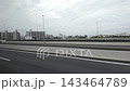 【車窓風景】曇り空の東京都内の高速道路を走行中の横流し映像（ドライブ・移動） 143464789