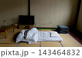 和室の畳の上に敷かれた一組の白い布団（合宿所・民宿・寝具） 143464832