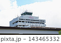 アロハの看板とダニエル・K・イノウエ国際空港の管制塔（ハワイ・ホノルル空港） 143465332