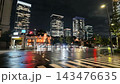 東京車站附近的雨夜：摩天大樓和濕漉漉的十字路口。 143476635