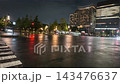 雨夜，大型十字路口，城市燈光倒映在濕漉漉的路面上。 143476637