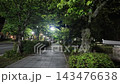 夜晚，護城河兩旁綠樹成蔭的人行道，路燈照亮了綠意盎然的景色。 143476638