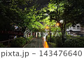 夜幕下的護城河畔林蔭小徑和紅色橋樑 143476640