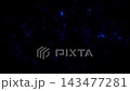 こちらに迫ってくる爆発する青い粒子のエフェクトの背景の動画 143477281