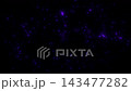 こちらに迫ってくる爆発する紫色の粒子のエフェクトの背景の動画 143477282
