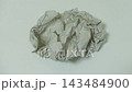一個簡單的定格動畫循環視頻，展示一張揉皺的白紙不斷張開和閉合的過程。 143484900