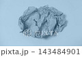 一個簡單的定格動畫循環視頻，展示了揉皺的藍色紙張不斷打開和閉合的過程。 143484901