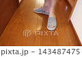一個穿著拖鞋的人焦躁地走來走去。 143487475