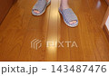 一個穿著拖鞋的人站在走廊上。 143487476