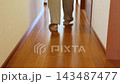 一個人穿著拖鞋走在走廊上。 143487477