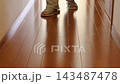 一個人穿著拖鞋走在走廊上。 143487478