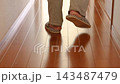 一個人穿著拖鞋走在走廊上。 143487479