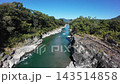 長瀞の荒川に広がる美しい渓谷と岩場・緑豊かな森林のドローン空撮 143514858