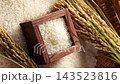 用木製量杯盛裝的米飯（垂直螢幕影片） 143523816