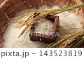 盛在漏杓裡的米飯 143523819