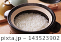 米飯在鍋裡煮熟 143523902