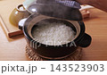 米飯在鍋裡煮熟 143523903