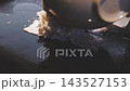 烹飪場景顯示，大阪燒麵糊在鐵板上翻炒，與切碎的捲心菜和其他配料混合，然後烹調。 143527153