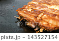 鐵板豬肉大阪燒，特寫鏡頭展現其香氣撲鼻、酥脆的表面。 143527154