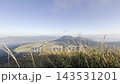 【熊本県阿蘇市】烏帽子岳から望む雄大な山々と秋のススキ風景 143531201