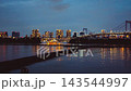 東京のレインボーブリッジと噴水の夜景 143544997