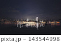 東京のレインボーブリッジと噴水の夜景 143544998