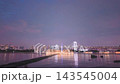東京のレインボーブリッジと噴水の夜景 143545004