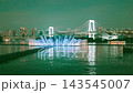 東京のレインボーブリッジと噴水の夜景 143545007