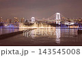 東京のレインボーブリッジと噴水の夜景 143545008