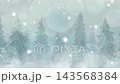 雪降る針葉樹林の幻想的な光景を横移動しながら眺める水彩ループアニメーション。冬の森林の静かな背景動画 143568384