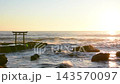 茨城縣大洗町大洗磯前神社海面上聳立著一座鳥居，清晨的陽光下波光粼粼（固定位置攝影）。 143570097