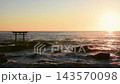 茨城縣大洗町大洗磯前神社海面上聳立著一座鳥居，清晨的陽光下波光粼粼（固定位置攝影）。 143570098