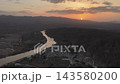 黄河の湾曲と川沿いの集落に昇る朝日、甘粛省白銀市の空撮映像 143580200