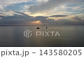 光芒が差す夕暮れの海と岩礁の灯標、福建省沖の空撮映像 143580205