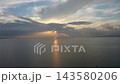 島影のない海に映る夕日と雲間の光芒、福建省沖の空撮映像 143580206