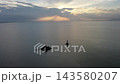 海面に長く伸びる夕日の金色の光の道、福建省沖の空撮映像 143580207