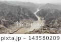深い黄土の峡谷を蛇行する黄河、甘粛省景泰の空撮映像 143580209