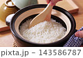 將陶罐中剛煮好的米輕輕撥鬆。 143586787