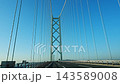 透過車窗看到的景色，汽車駛過明石海峽大橋，天空湛藍晴朗。 143589008