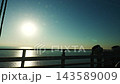 透過車窗看到的景色，汽車駛過明石海峽大橋，天空湛藍晴朗。 143589009