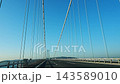 透過車窗看到的景色，汽車駛過明石海峽大橋，天空湛藍晴朗。 143589010